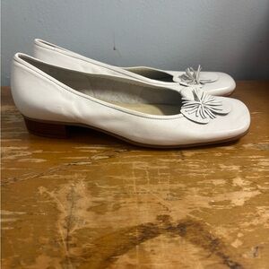 Etienne Aigner vintage White Leather Flats with Bow Detail size 9.5 EUC